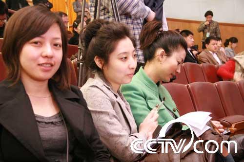 王小丫/央视记者王小丫（右）在大会现场记者席