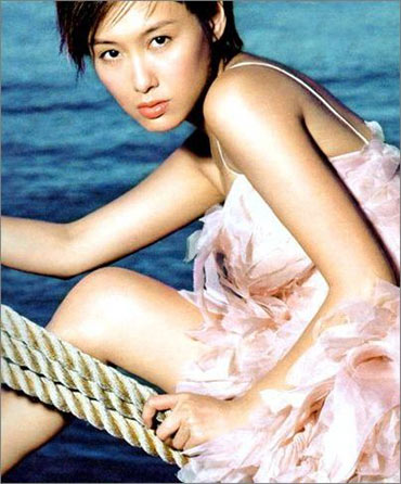 杨采妮沙拉女王 退居幕后并