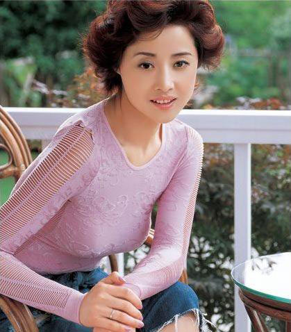 刘蓓是张黎的第五任妻子,刘蓓之前张黎的妻子姓肖,长得很漂亮 ,也是